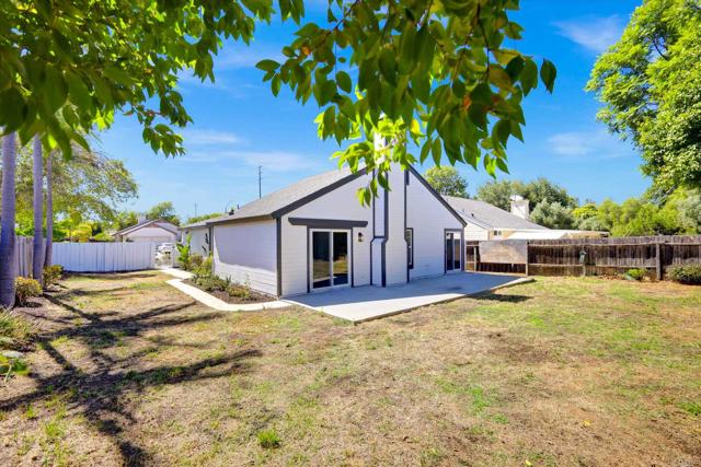 324 Shady Glen Drive, Fallbrook CA: https://media.crmls.org/mediaz/7e988848-b946-4204-82d3-7f52a8b692d4.jpg