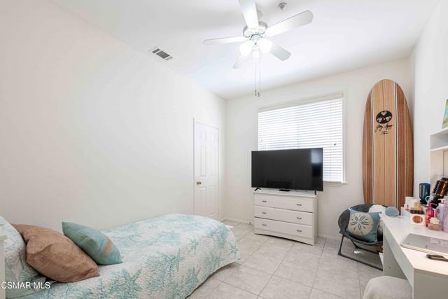 1633 Lola Way, Oxnard CA: https://media.crmls.org/mediaz/7e98f517-75cc-4139-89ed-119c05bdd296.jpg