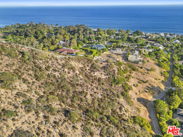27061 Sea Vista Drive, Malibu CA: https://media.crmls.org/mediaz/7e99fd78-770f-42b5-b4d7-37b19da068f6.jpg