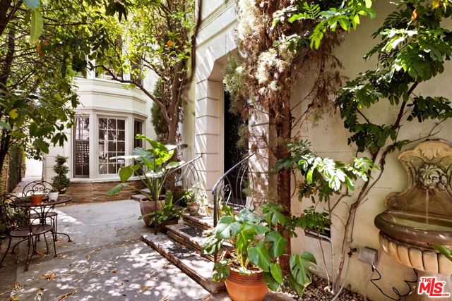 363 S Doheny Drive, Beverly Hills CA: https://media.crmls.org/mediaz/7e9a1564-92df-486c-9e99-185ca9ad1e30.jpg