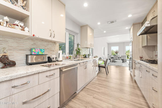 4148 Camino De La Cumbre, Sherman Oaks CA: https://media.crmls.org/mediaz/7e9a3641-0f5a-46bc-b12b-42432eb6b98a.jpg