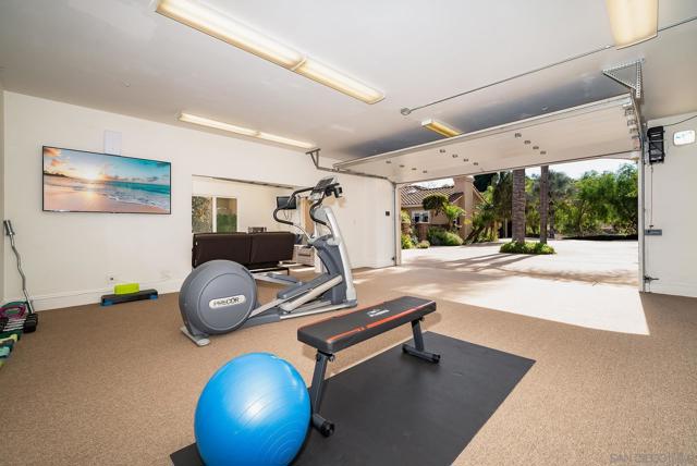 4703 Briana Ct, Fallbrook CA: https://media.crmls.org/mediaz/7e9b526c-1191-41e6-9959-2a4cc60afd5a.jpg