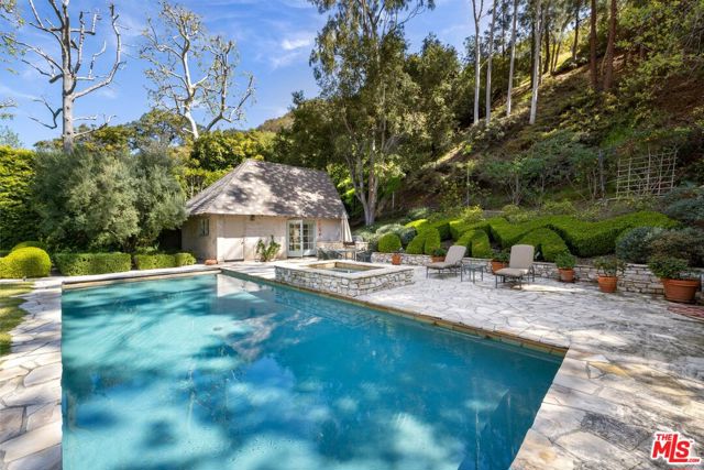 2562 Mandeville Canyon Road, Los Angeles CA: https://media.crmls.org/mediaz/7e9b566c-c1b8-4f43-bd39-9f316efa2fac.jpg