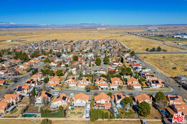3626 W Avenue J2, Lancaster CA: https://media.crmls.org/mediaz/7e9b7f3b-b6a7-4377-897f-e37ff926fe58.jpg