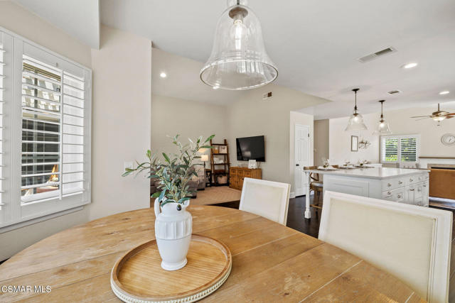 4570 N Vistapark Drive, Moorpark CA: https://media.crmls.org/mediaz/7e9c0553-5f12-4123-b41f-7ca6c538c9b2.jpg