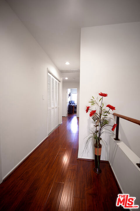 11911 Magnolia Boulevard, Valley Village CA: https://media.crmls.org/mediaz/7e9c2481-101c-4aab-a791-665d8240a3c7.jpg