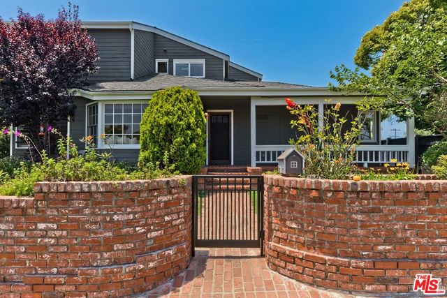 3201 Maplewood Avenue, Los Angeles CA: https://media.crmls.org/mediaz/7e9cc018-c131-452d-9bb2-3ffedd845efa.jpg
