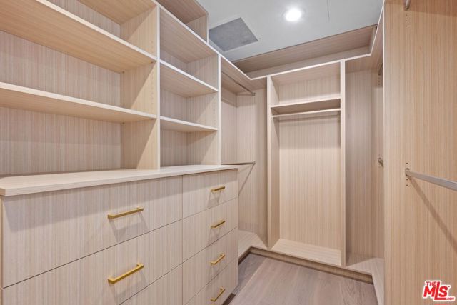 10490 Wilshire Boulevard, Los Angeles CA: https://media.crmls.org/mediaz/7e9e5605-3973-4c48-8c2d-1b2da8bf4bc7.jpg