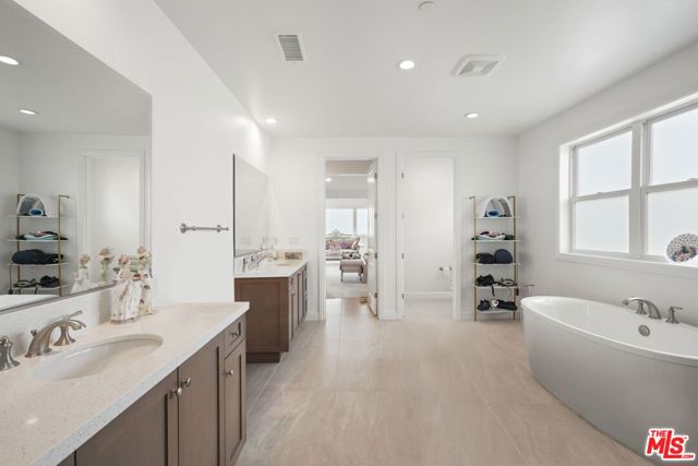 20244 W Albion Way, Porter Ranch CA: https://media.crmls.org/mediaz/7e9e5a8a-64c3-4812-add5-4934f7acef70.jpg