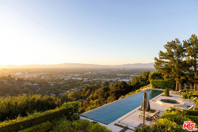13961 Aubrey Road, Beverly Hills CA: https://media.crmls.org/mediaz/7e9eafb2-466f-46e7-b7f6-e98d31383452.jpg