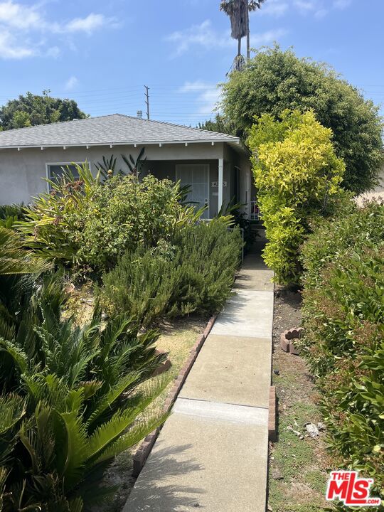 4225 Campbell Drive, Los Angeles CA: https://media.crmls.org/mediaz/7e9f0228-61be-43c8-83b5-398b9ab5eacf.jpg