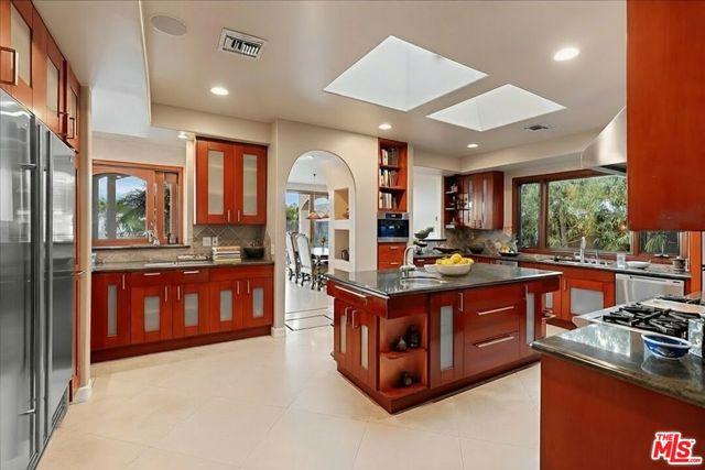 1740 Carla, Beverly Hills CA: https://media.crmls.org/mediaz/7e9fbff0-5566-4cd0-b53d-4750f0c7bccd.jpg