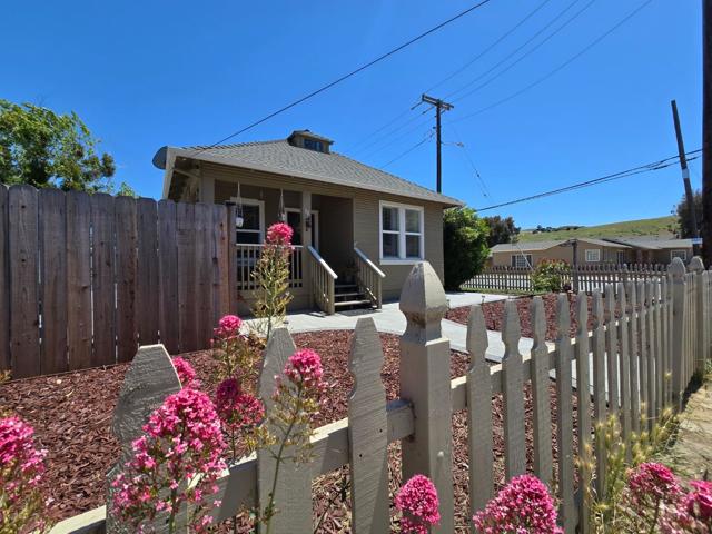 38 Monterey Street, San Juan Bautista CA: https://media.crmls.org/mediaz/7ea06290-701a-48e6-b87f-c42b6070fb89.jpg