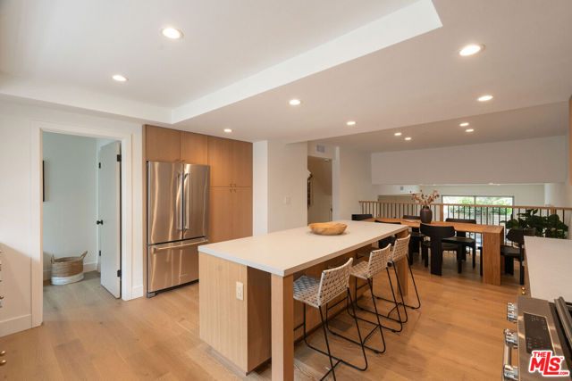 13245 Fiji Way, Marina del Rey CA: https://media.crmls.org/mediaz/7ea0e143-099a-4849-9900-edd205e29d7b.jpg