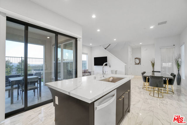 20818 W Bur Oak Circle, Porter Ranch CA: https://media.crmls.org/mediaz/7ea2a33f-1e0b-498c-96f1-bac79aa0e34f.jpg