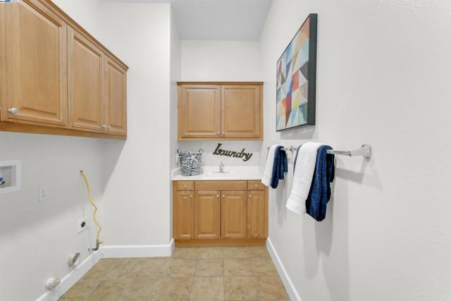 1993 Fairway Oaks Dr, Ripon CA: https://media.crmls.org/mediaz/7ea32861-7f86-4cf2-b823-109d95f2a224.jpg