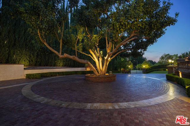 19000 Dorlon Drive, Tarzana CA: https://media.crmls.org/mediaz/7ea3328d-8e54-4e98-9ec6-8df8c6bfed60.jpg