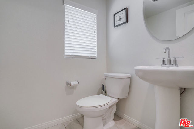 20619 Oakglen Lane, Winnetka CA: https://media.crmls.org/mediaz/7ea42f76-619a-41ce-a9dd-3e0f3bd942f3.jpg