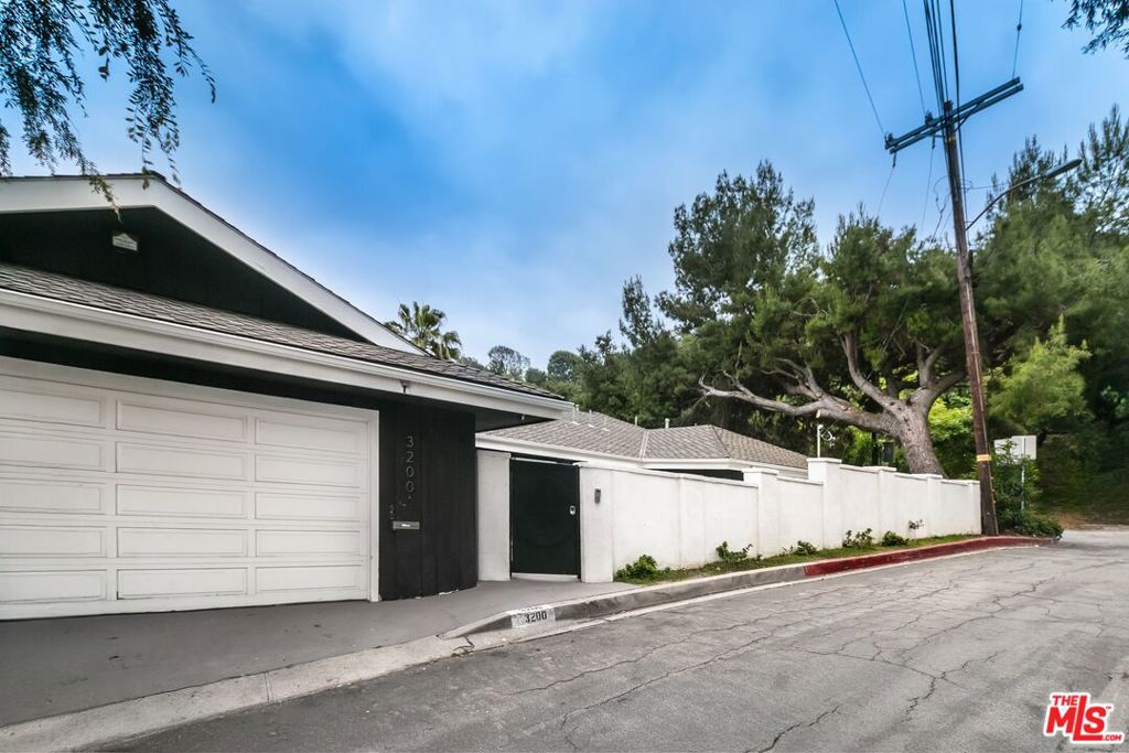 3200 Wrightwood DriveStudio City img 1