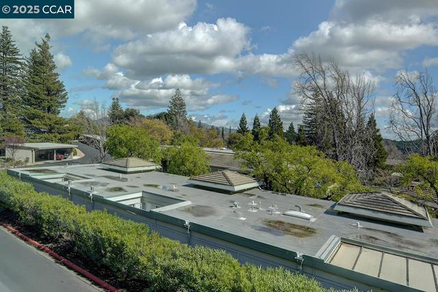 1232 Skycrest Dr, Walnut Creek CA: https://media.crmls.org/mediaz/7ea47087-1244-4cc0-993f-2aa38c773bac.jpg