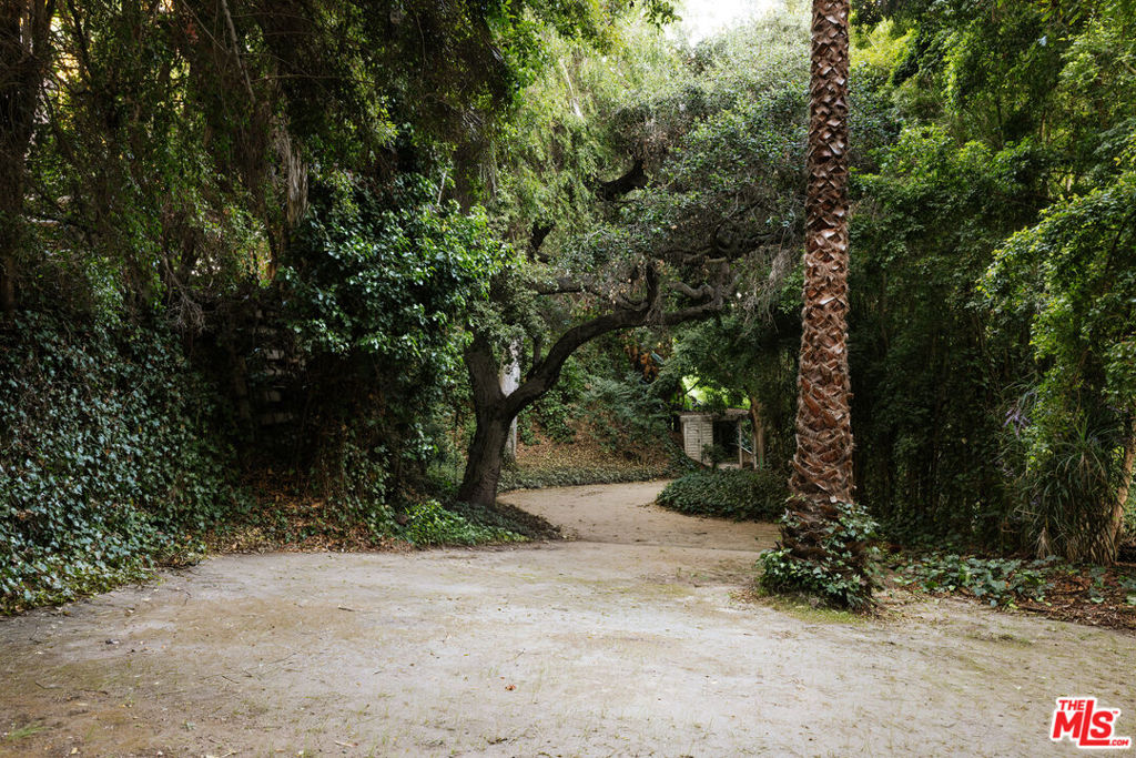 https://media.crmls.org/mediaz/7ea48338-0247-4df9-b688-eb1e0bb9b812.jpg?preset=X-Large