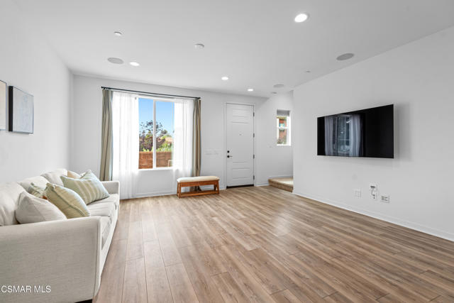 212 Red Brick Drive, Simi Valley CA: https://media.crmls.org/mediaz/7ea51522-a056-4900-9fa4-525bb9f812b6.jpg