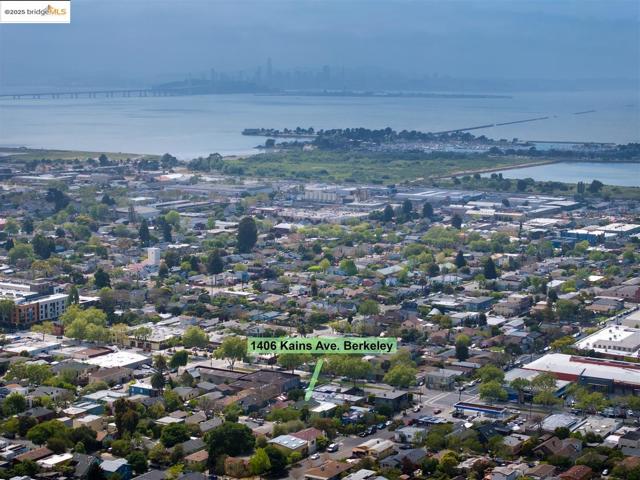 1406 Kains Ave, Berkeley CA: https://media.crmls.org/mediaz/7ea51e7a-e0eb-4fa5-95a8-0ac64389227a.jpg