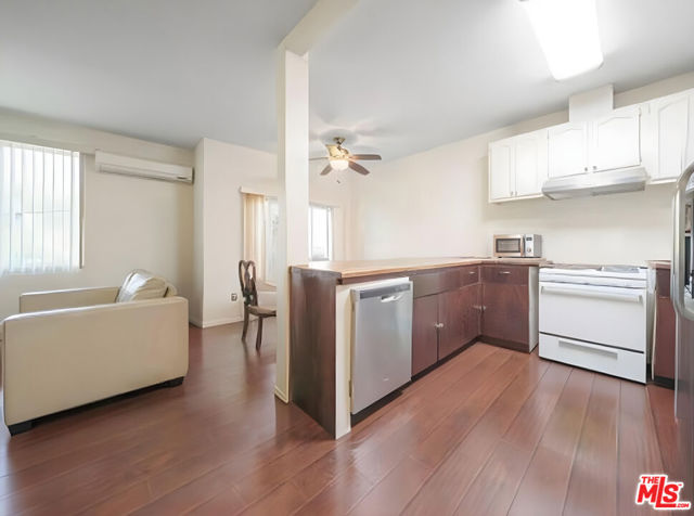 320 Westminster Avenue, Los Angeles CA: https://media.crmls.org/mediaz/7ea54b2a-a183-4237-9024-a16607ec1561.jpg