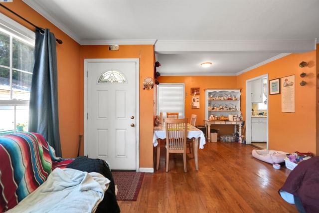 6133 Seminary Ave, Oakland CA: https://media.crmls.org/mediaz/7ea5fc5d-1bdd-44bf-a764-cc54a37f2d46.jpg