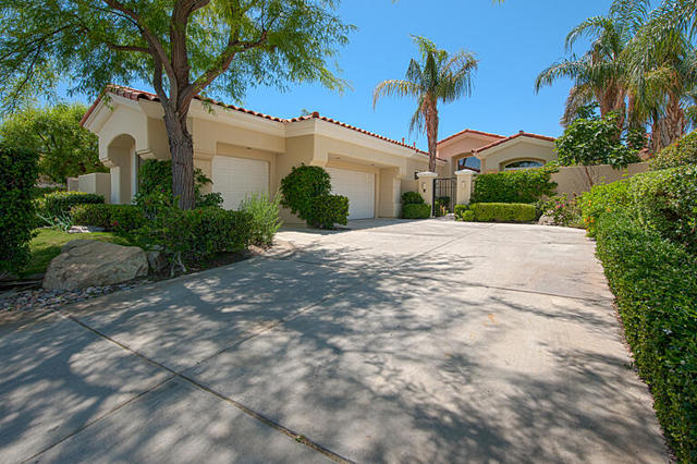 379 Tomahawk Drive, Palm Desert CA: https://media.crmls.org/mediaz/7ea64d76-d597-4ed8-b706-29e9046fae04.jpg