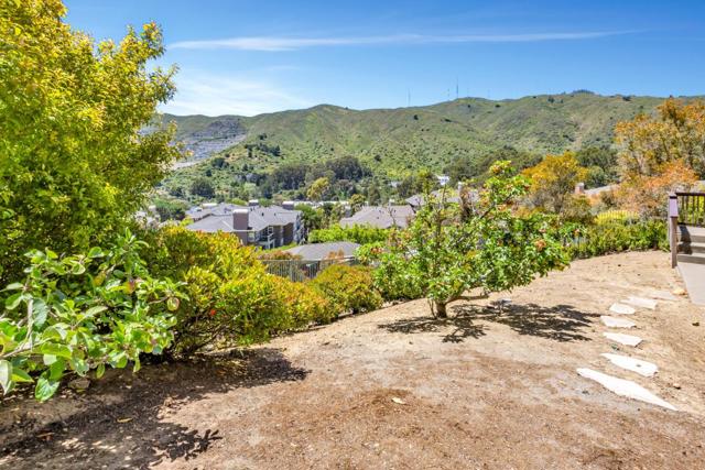 33 Lupine Valley Court, Brisbane CA: https://media.crmls.org/mediaz/7ea69e78-c1f8-45ce-b84f-216081f1c18c.jpg