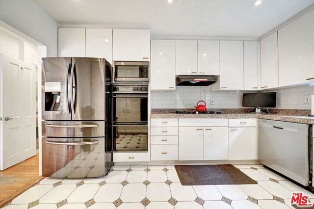 660 S Gretna Green Way, Los Angeles CA: https://media.crmls.org/mediaz/7ea6d751-6028-4965-8e0e-97740d79e996.jpg