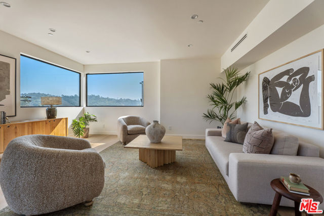 4691 Glenalbyn Drive, Los Angeles CA: https://media.crmls.org/mediaz/7ea6e00e-b1c5-4d20-9e53-421ae18fe942.jpg