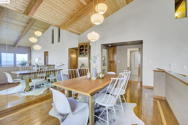 33 Binnacle Hl, Oakland CA: https://media.crmls.org/mediaz/7ea6e2ce-90c1-4ccb-b400-7eeef4a4c691.jpg