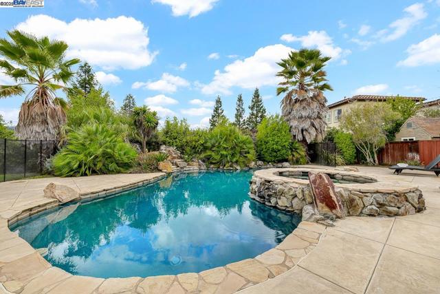 1037 Sunset Creek Ln, Pleasanton CA: https://media.crmls.org/mediaz/7ea758b6-dcba-443b-8462-4238acc0ab15.jpg