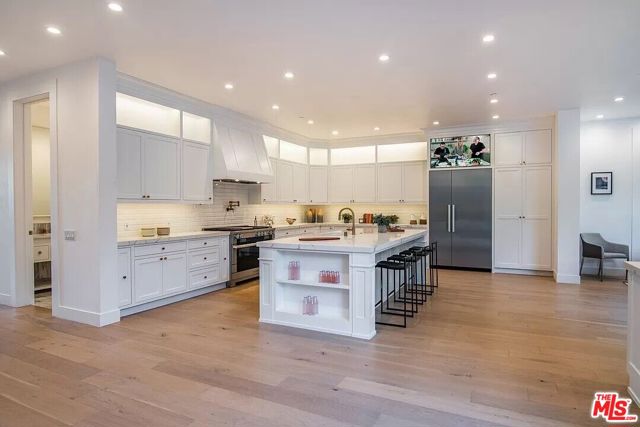12509 W Sunset Boulevard, Los Angeles CA: https://media.crmls.org/mediaz/7ea75f43-3a59-4468-81f0-6674afd1dd5c.jpg