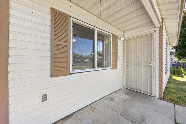 132 Center, Taft CA: https://media.crmls.org/mediaz/7ea77321-1f83-4c9f-ba91-47c8703ef7ce.jpg
