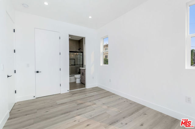 522 N Wilton Place, Los Angeles CA: https://media.crmls.org/mediaz/7ea8ab7c-ad0f-42c3-9cc9-4668d2b63e14.jpg