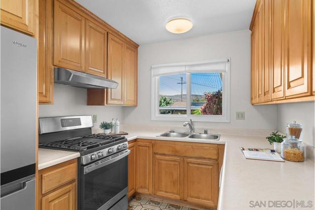 6387 Lake Badin Ave, San Diego CA: https://media.crmls.org/mediaz/7ea904d4-ddc1-4b9f-a592-ca33917fac46.jpg