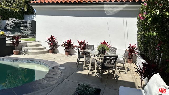 723 10th Street, Santa Monica CA: https://media.crmls.org/mediaz/7ea99aa5-f8df-41ff-9cbe-ff02899c8716.jpg