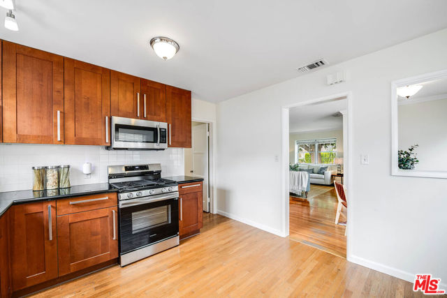 5728 Columbus Avenue Avenue, Sherman Oaks CA: https://media.crmls.org/mediaz/7ea9a012-614e-412d-beb5-316cae66f411.jpg
