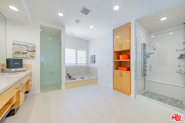 10611 Ashton Avenue, Los Angeles CA: https://media.crmls.org/mediaz/7ea9b584-12b0-46b9-b3c4-2a92119015c0.jpg