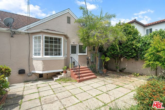 2558 Kelton Avenue, Los Angeles CA: https://media.crmls.org/mediaz/7ea9ebab-6d61-4e81-9514-4405faa76cd7.jpg