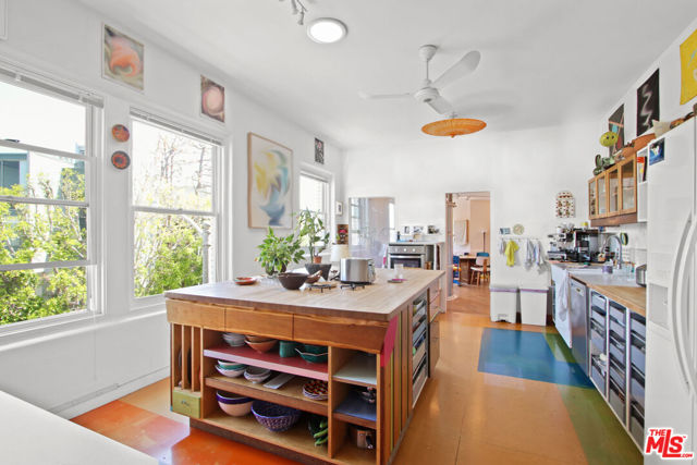 1802 Pacific Avenue, Venice CA: https://media.crmls.org/mediaz/7eaa0111-a79d-410d-99ca-2874fd823fb3.jpg