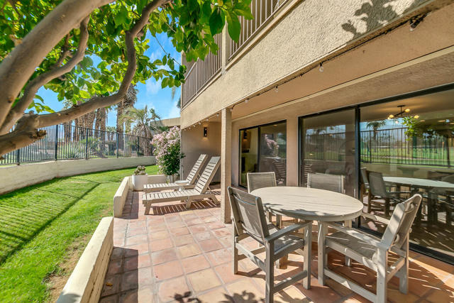 73879 Club Circle Dr, Palm Desert CA: https://media.crmls.org/mediaz/7eaa2195-e7e7-4aa9-87e0-c6501d44099d.jpg