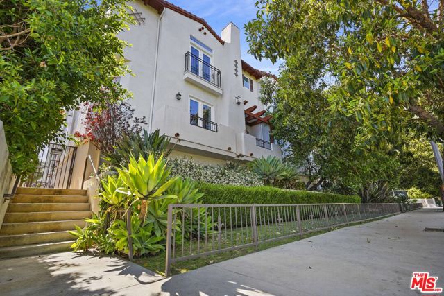4541 Colfax Avenue, Studio City CA: https://media.crmls.org/mediaz/7eaac5f8-716e-4086-af5b-7d4df66c80e6.jpg