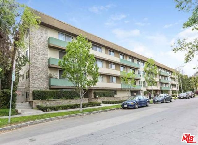525 N Sycamore Avenue, Los Angeles CA: https://media.crmls.org/mediaz/7eaaf47c-19a8-4515-8aa1-9071d282e759.jpg
