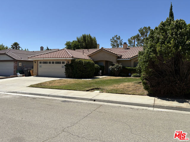 3202 Angeleno Place, Palmdale CA: https://media.crmls.org/mediaz/7eab0941-40c1-427d-8ff6-d0c70c457d68.jpg