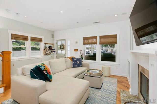 840 C Ave, Coronado CA: https://media.crmls.org/mediaz/7eab4bba-188b-49a0-beab-76beca7c198f.jpg