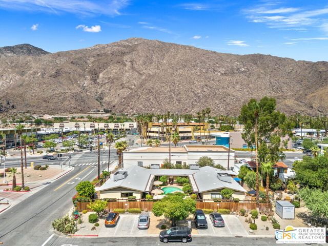 587 S Calle Ajo, Palm Springs CA: https://media.crmls.org/mediaz/7eab8379-bf7c-4c7f-b4c2-dc1e08482aa6.jpg